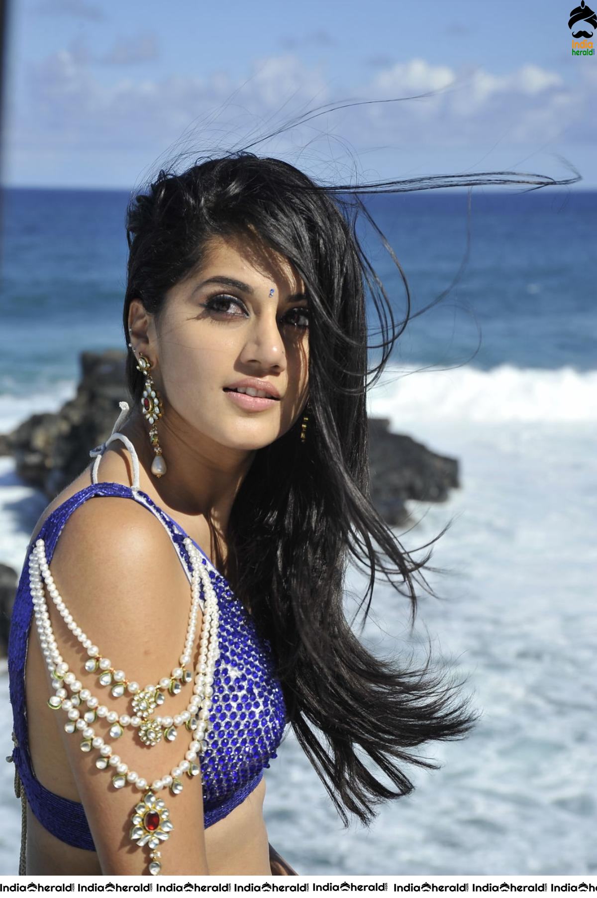 Taapsee Hot Photos flaunting her Milky White Assets and tempts our mood Set 3