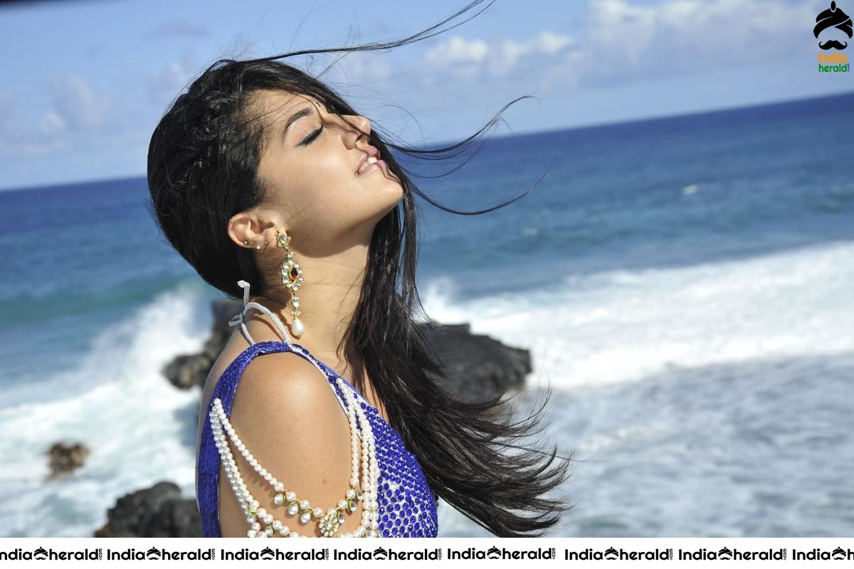 Taapsee Showing her Curvaceous Midriff and Milky Navel in Saree in these Hot Photos Set 2
