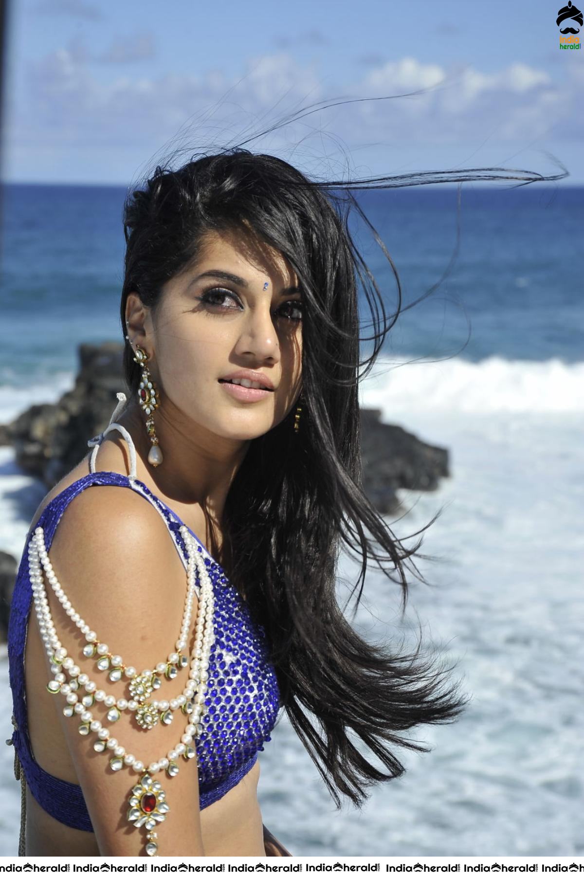 Taapsee Showing her Curvaceous Midriff and Milky Navel in Saree in these Hot Photos Set 2