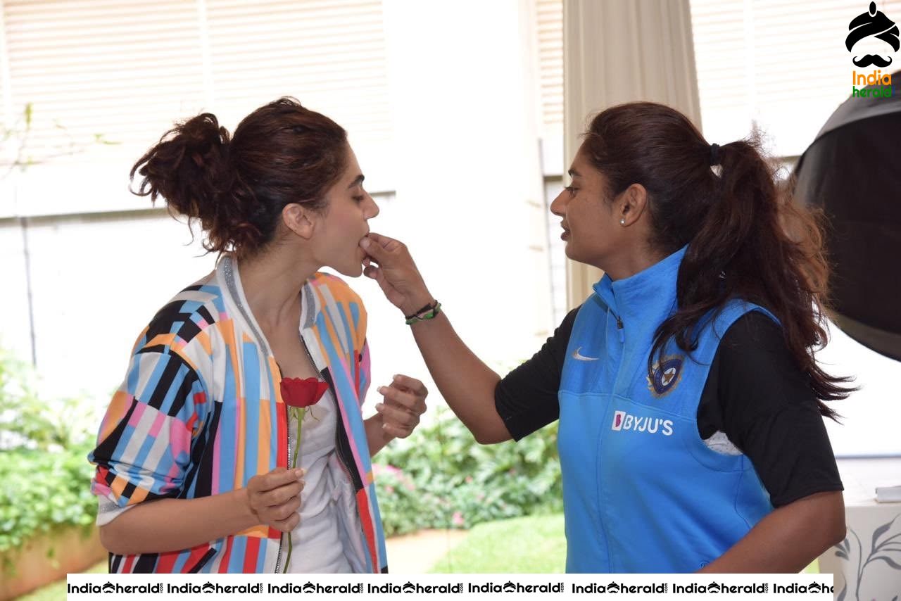 Taapsee spotted along with Indian Womens Cricket Team Captain Mithali Raj