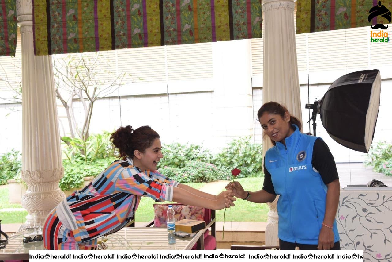 Taapsee spotted along with Indian Womens Cricket Team Captain Mithali Raj
