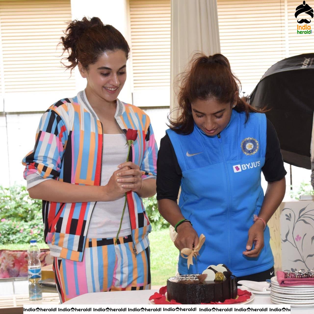 Taapsee spotted along with Indian Womens Cricket Team Captain Mithali Raj