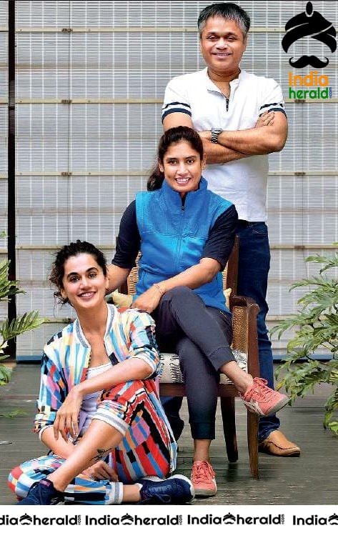 Taapsee spotted along with Indian Womens Cricket Team Captain Mithali Raj