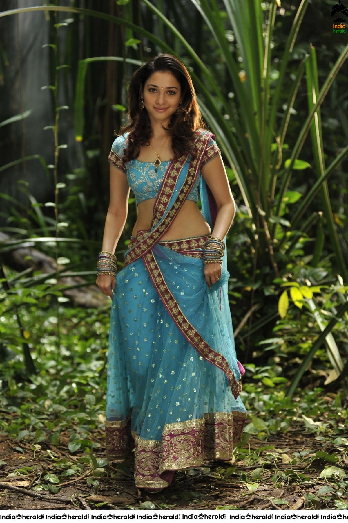 Tamanna Hot Milky White Hip Exposure in Saree Photos