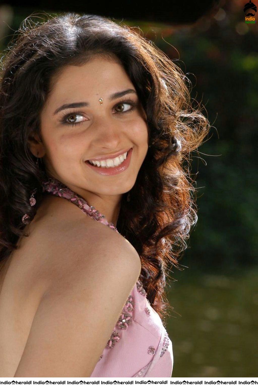 Tamanna Removing her Saree and exposing her milky midriff and teasing navel Hot Photos Set 1