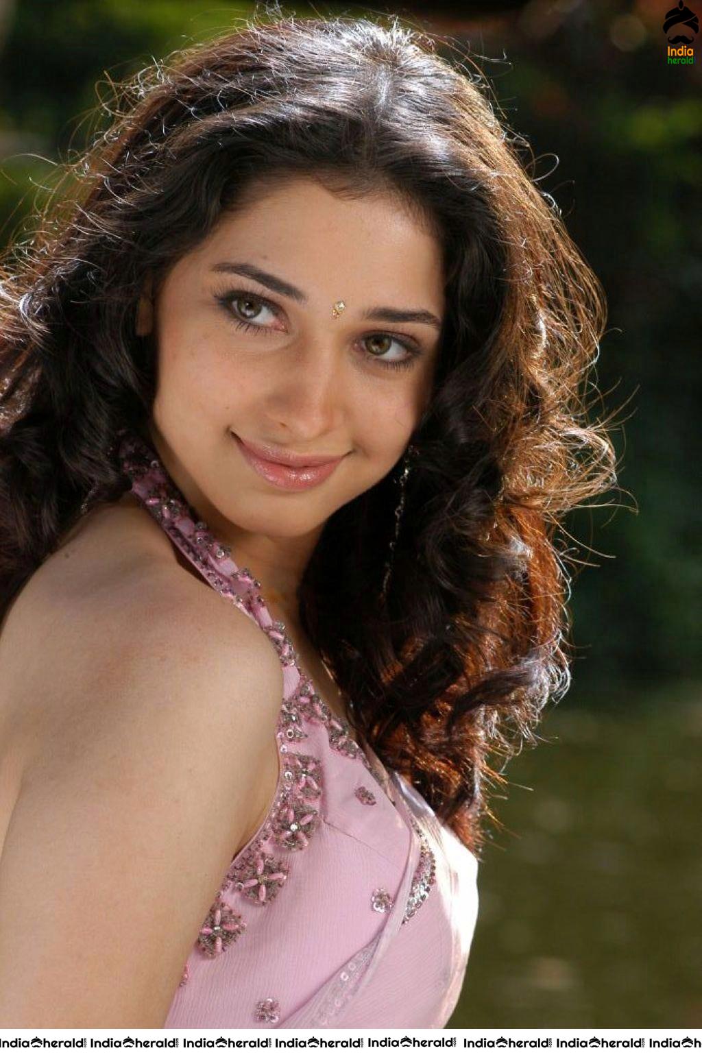 Tamanna Removing her Saree and exposing her milky midriff and teasing navel Hot Photos Set 2