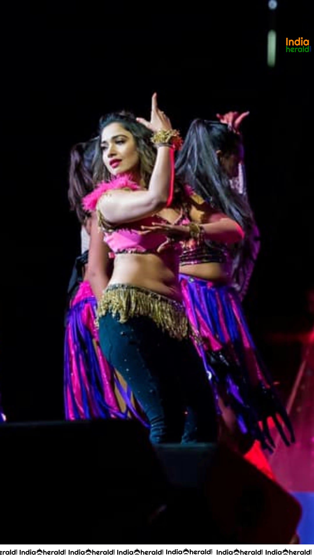 Tamanna Sizzling Dance Performance In Rrang Dance Show Held In USA Set 1