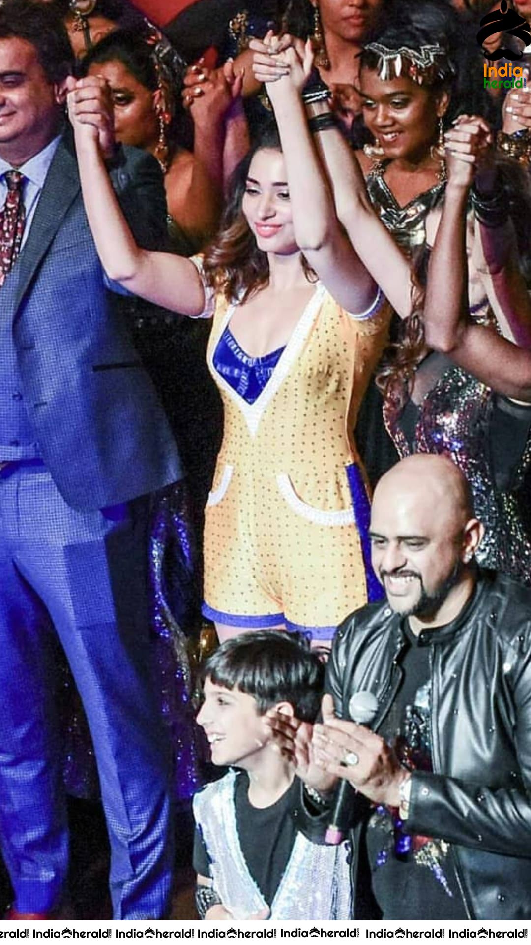 Tamanna Sizzling Dance Performance In Rrang Dance Show Held In USA Set 2