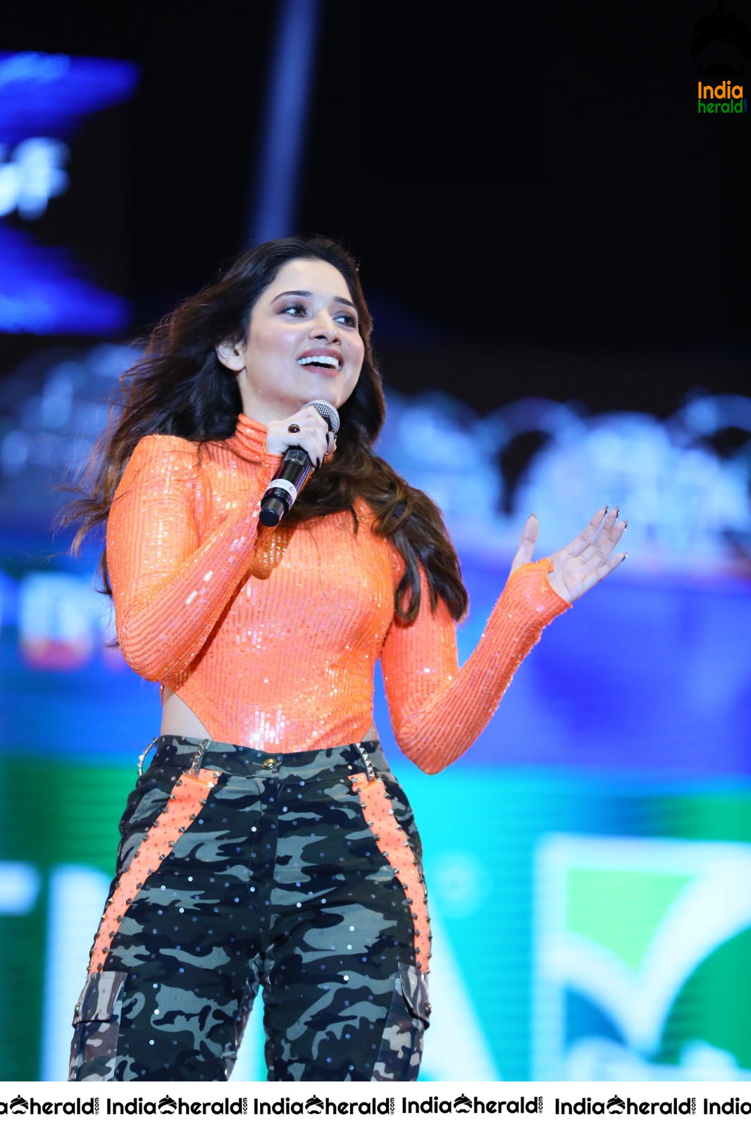 Tamanna Speaks to the Whole Crowd after her Hot dance Set 2