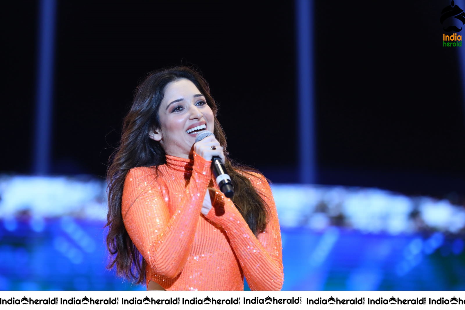 Tamanna Speaks to the Whole Crowd after her Hot dance Set 2