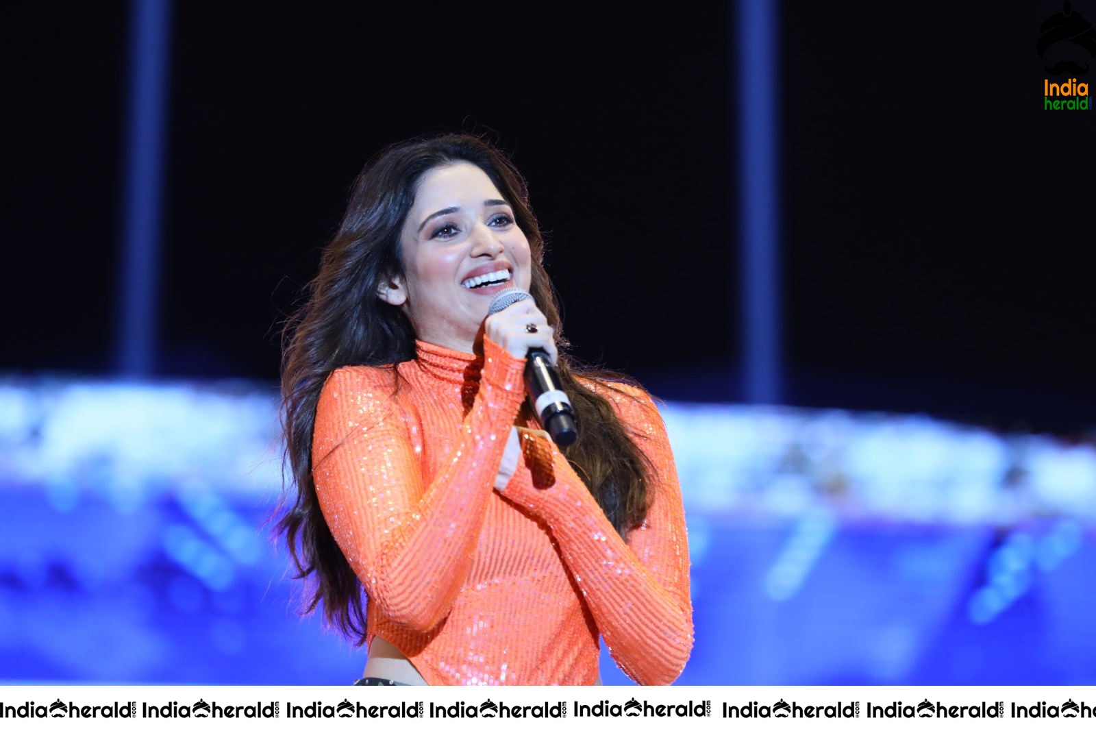 Tamanna Speaks to the Whole Crowd after her Hot dance Set 2