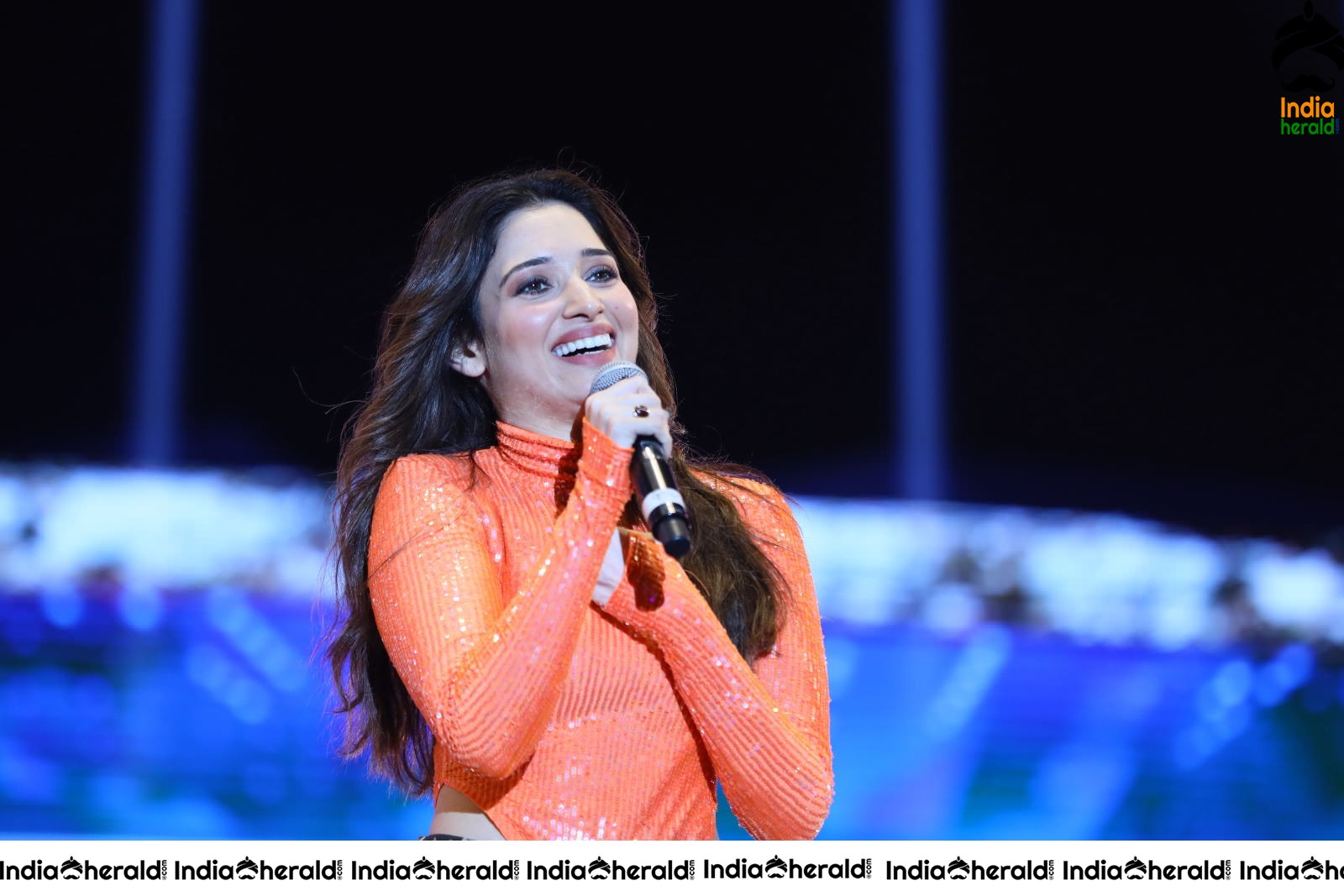 Tamanna Speaks to the Whole Crowd after her Hot dance Set 2