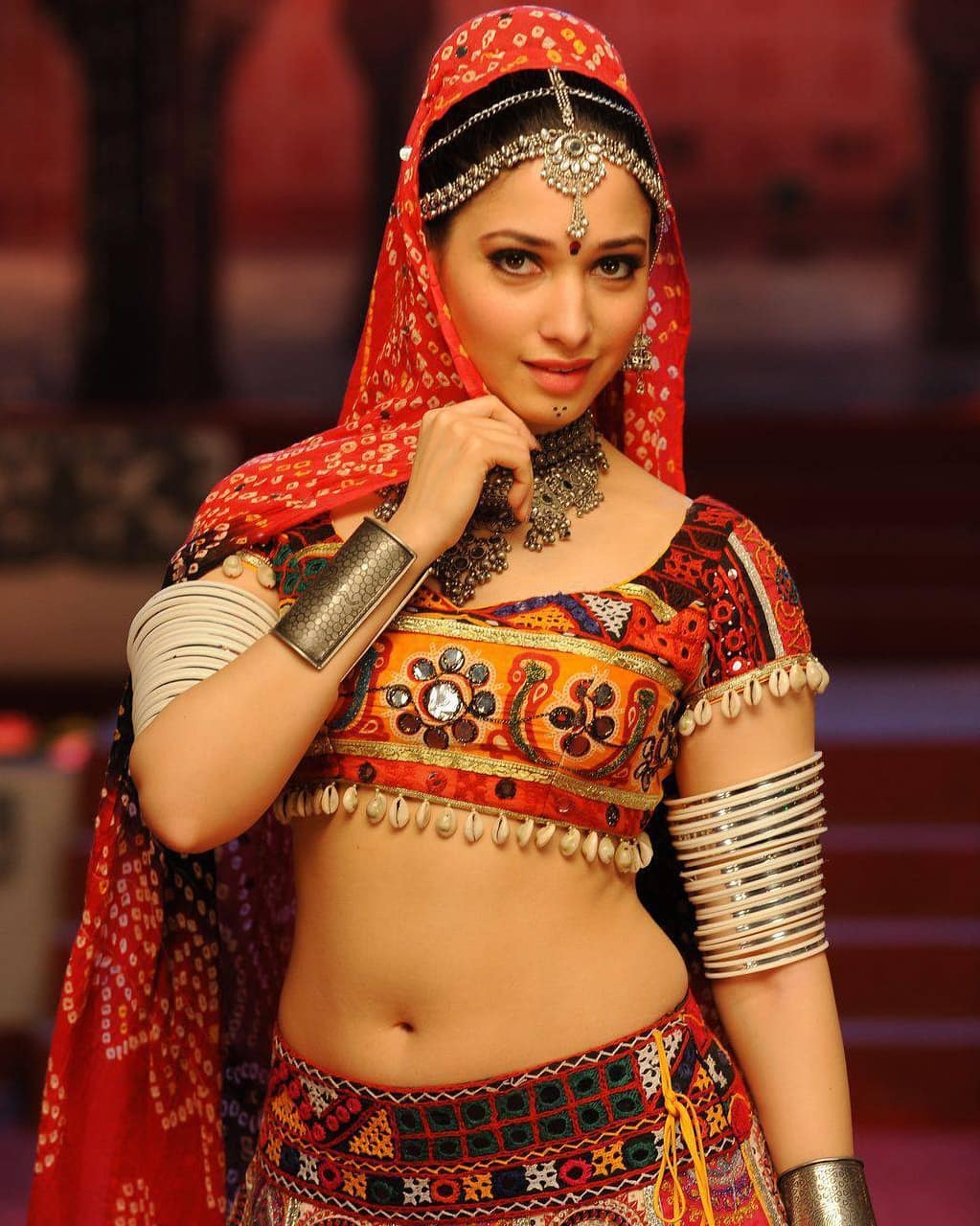 Tamannaah Red Hot photos By Exposing Her Milky White Hip