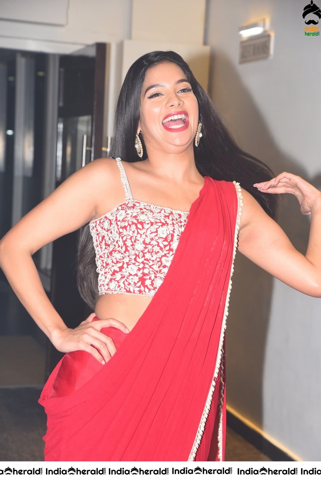 Tanya Hope Red Hot Photos in Saree where she flaunts her Sexy Back