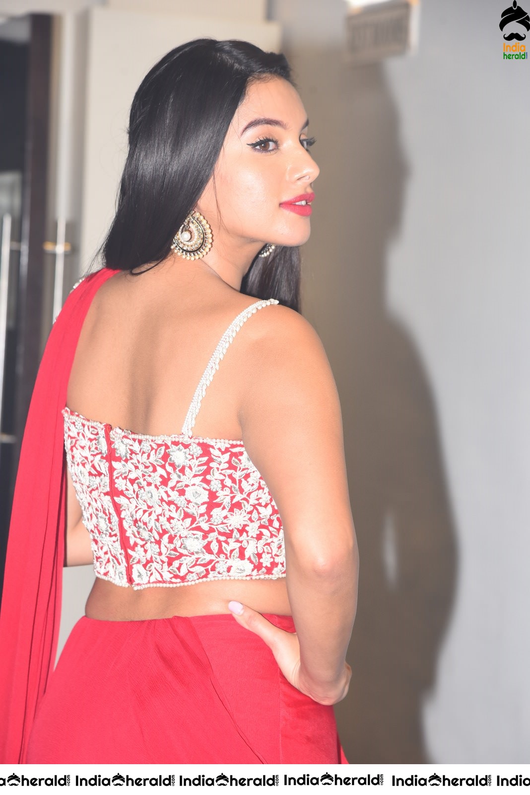Tanya Hope Red Hot Photos in Saree where she flaunts her Sexy Back