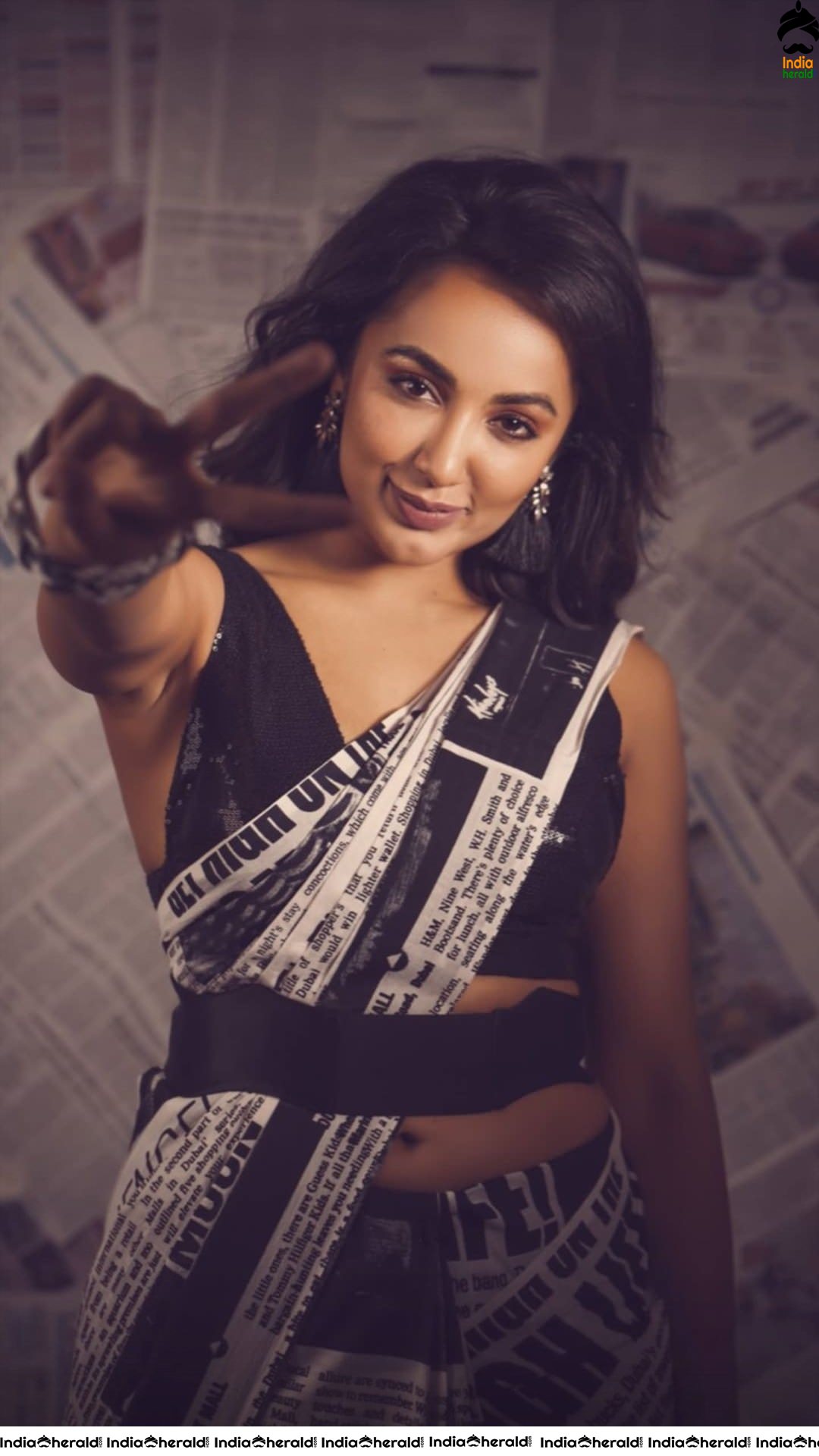 Tejaswi Madivada Hot Photos in Saree where she flaunts her sexy navel