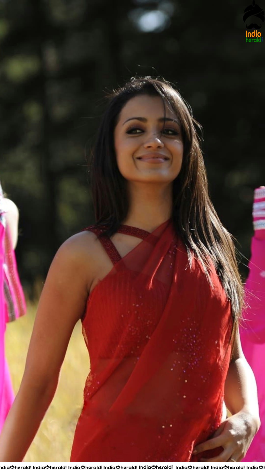 Trisha Red Hot Mood Erecting Photos where she exposes her tempting waist and navel Set 1