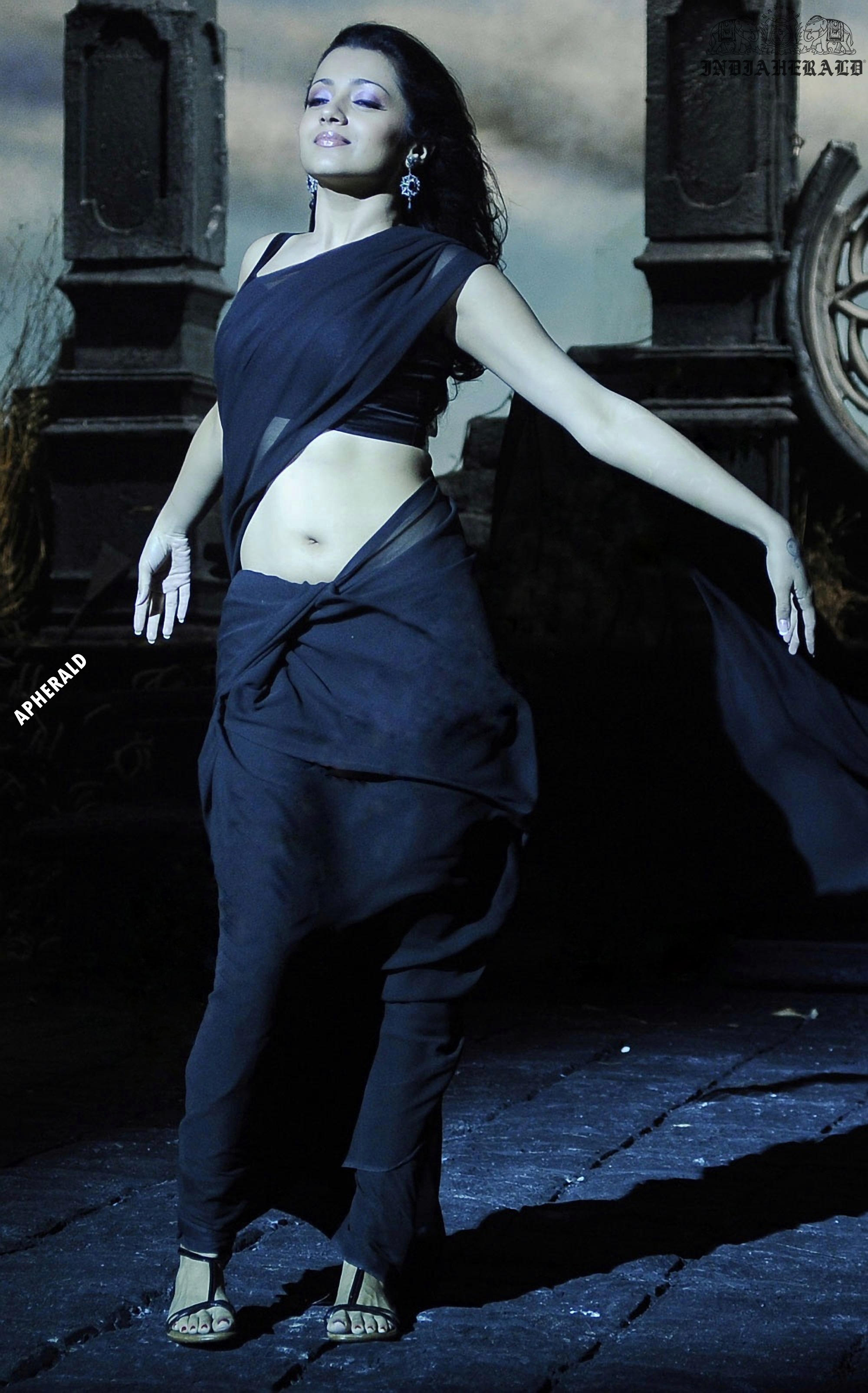 Trisha tempts our mood by exposing her navel and waist in Black transparent saree Set 2