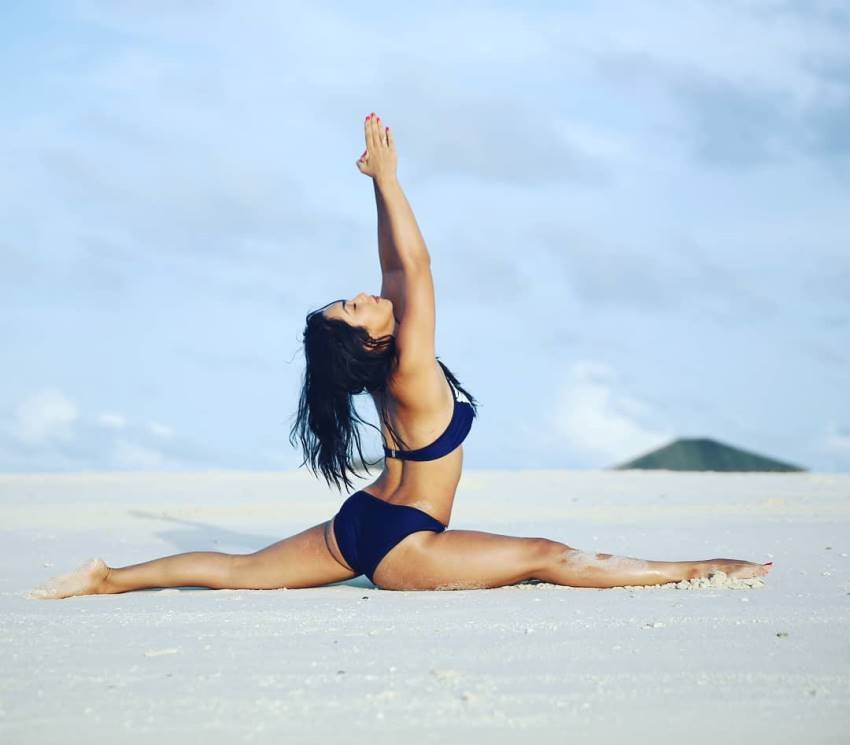 TV Actress Abigali Pande Hot Topless Yoga Photos Goes Viral Set 1