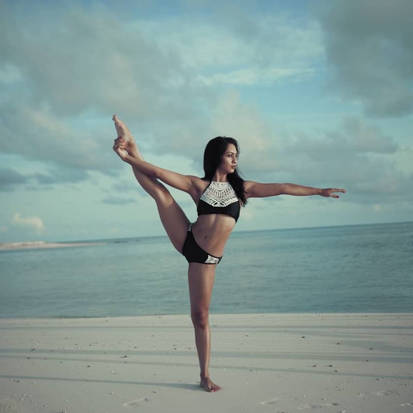 TV Actress Abigali Pande Hot Topless Yoga Photos Goes Viral Set 2