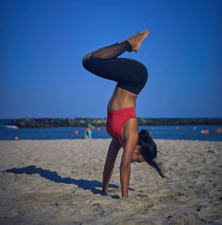 TV Actress Abigali Pande Hot Topless Yoga Photos Goes Viral Set 2