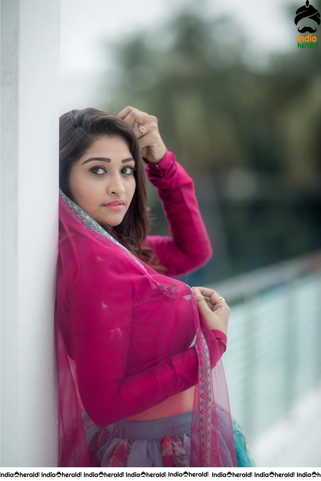 TV Actress Neelima Showing her Hot Waistline and Teases Temptations