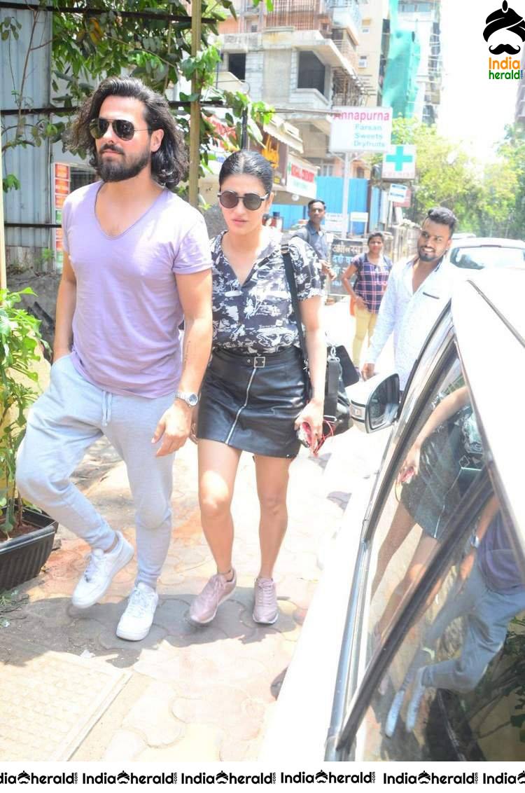 Unseen Hot Photos of Shruti Haasan in Short Skirt with her Boyfriend in Public Place