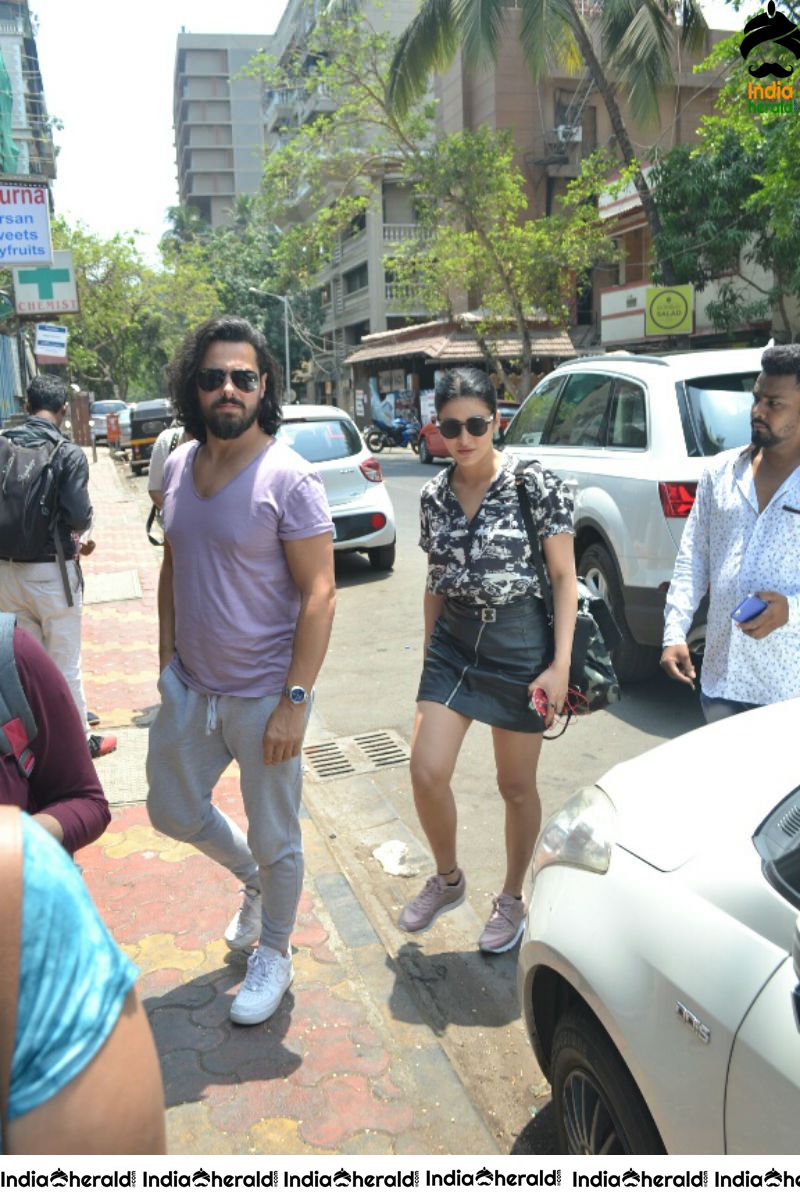 Unseen Hot Photos of Shruti Haasan in Short Skirt with her Boyfriend in Public Place