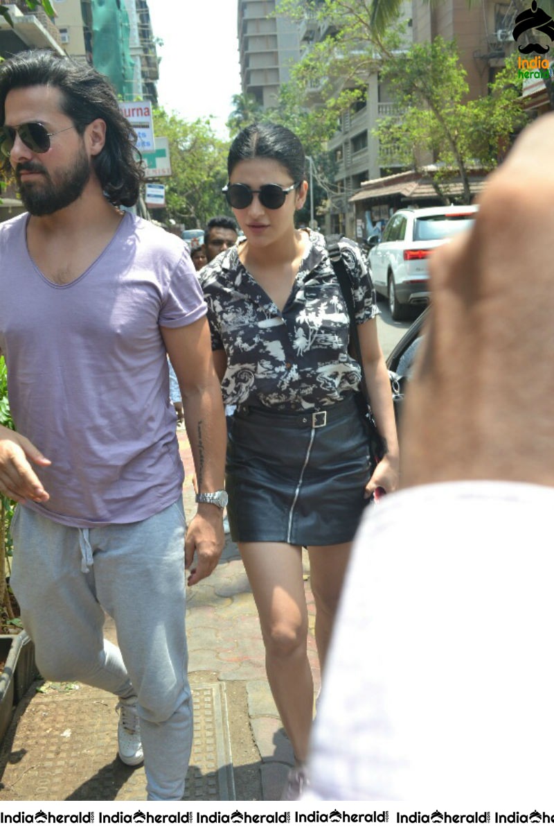 Unseen Hot Photos of Shruti Haasan in Short Skirt with her Boyfriend in Public Place