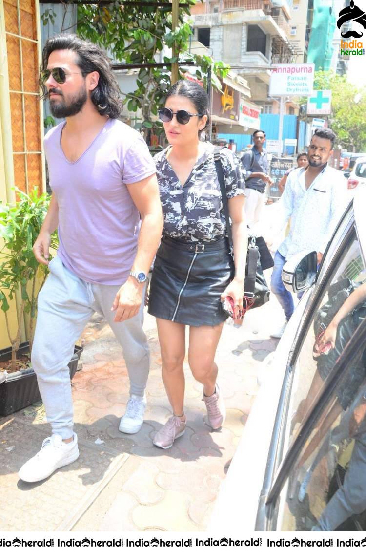 Unseen Hot Photos of Shruti Haasan in Short Skirt with her Boyfriend in Public Place