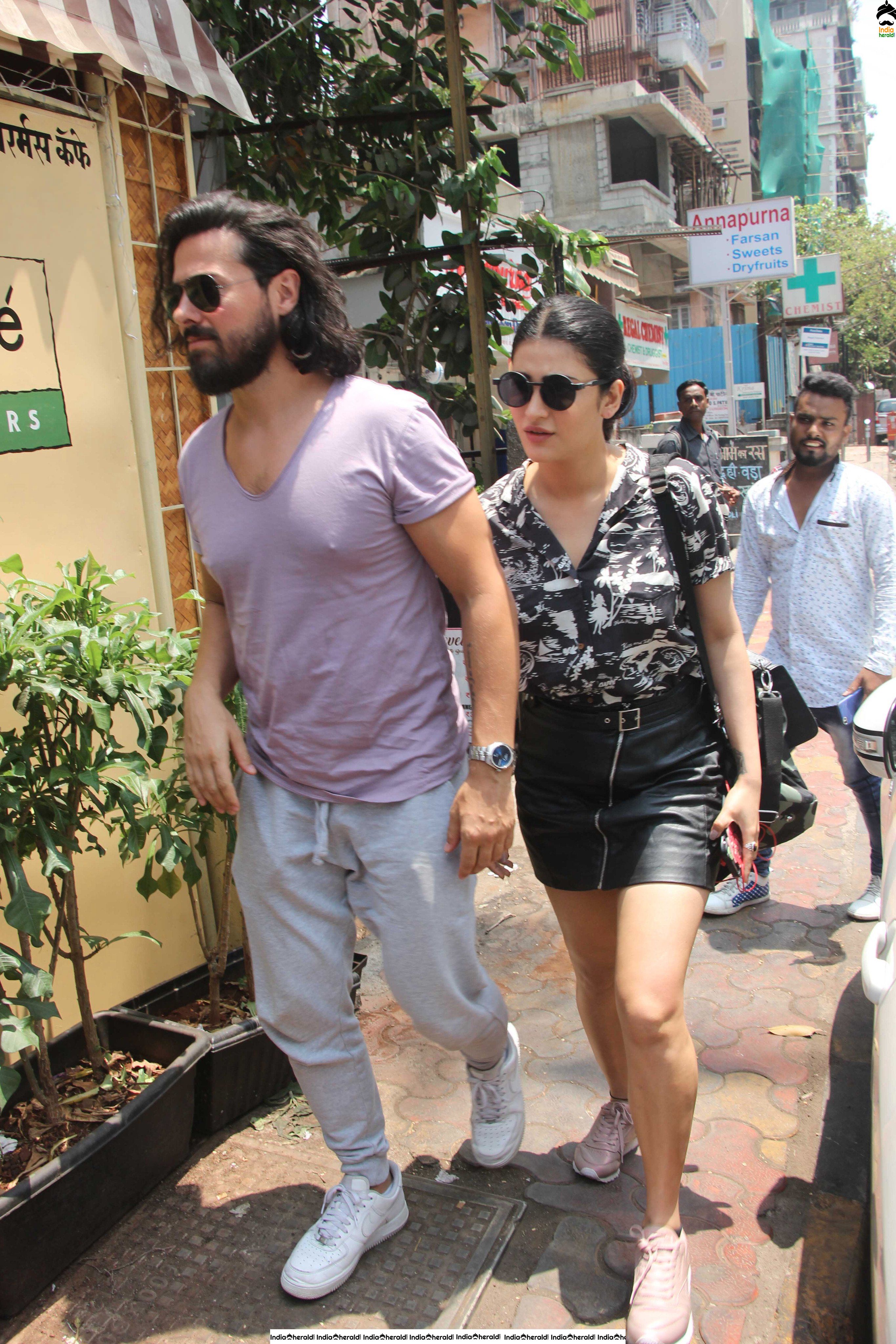 Unseen Hot Photos of Shruti Haasan in Short Skirt with her Boyfriend in Public Place