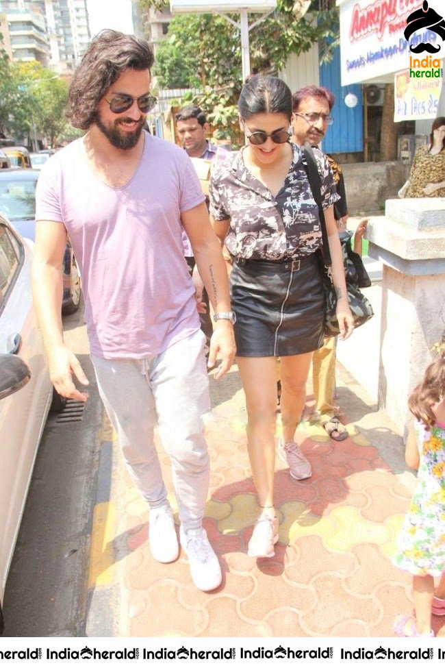 Unseen Hot Photos of Shruti Haasan in Short Skirt with her Boyfriend in Public Place