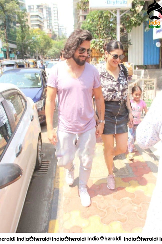 Unseen Hot Photos of Shruti Haasan in Short Skirt with her Boyfriend in Public Place