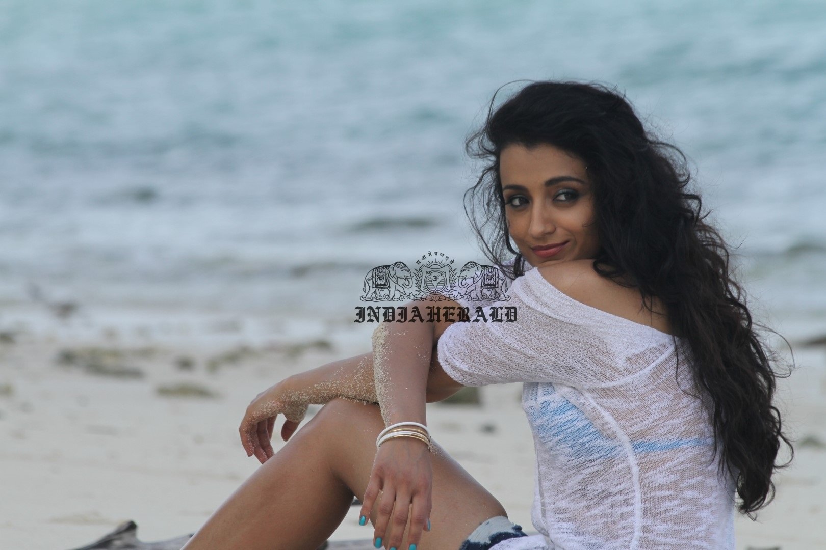 Unseen Latest Hot HD Photos of Trisha Krishnan in Bikini exposing her fleshy waist and cleavage