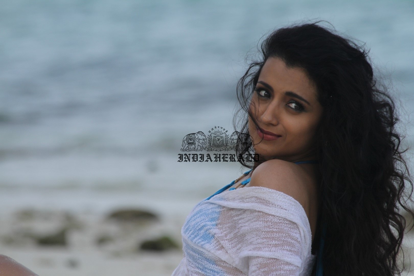 Unseen Latest Hot HD Photos of Trisha Krishnan in Bikini exposing her fleshy waist and cleavage