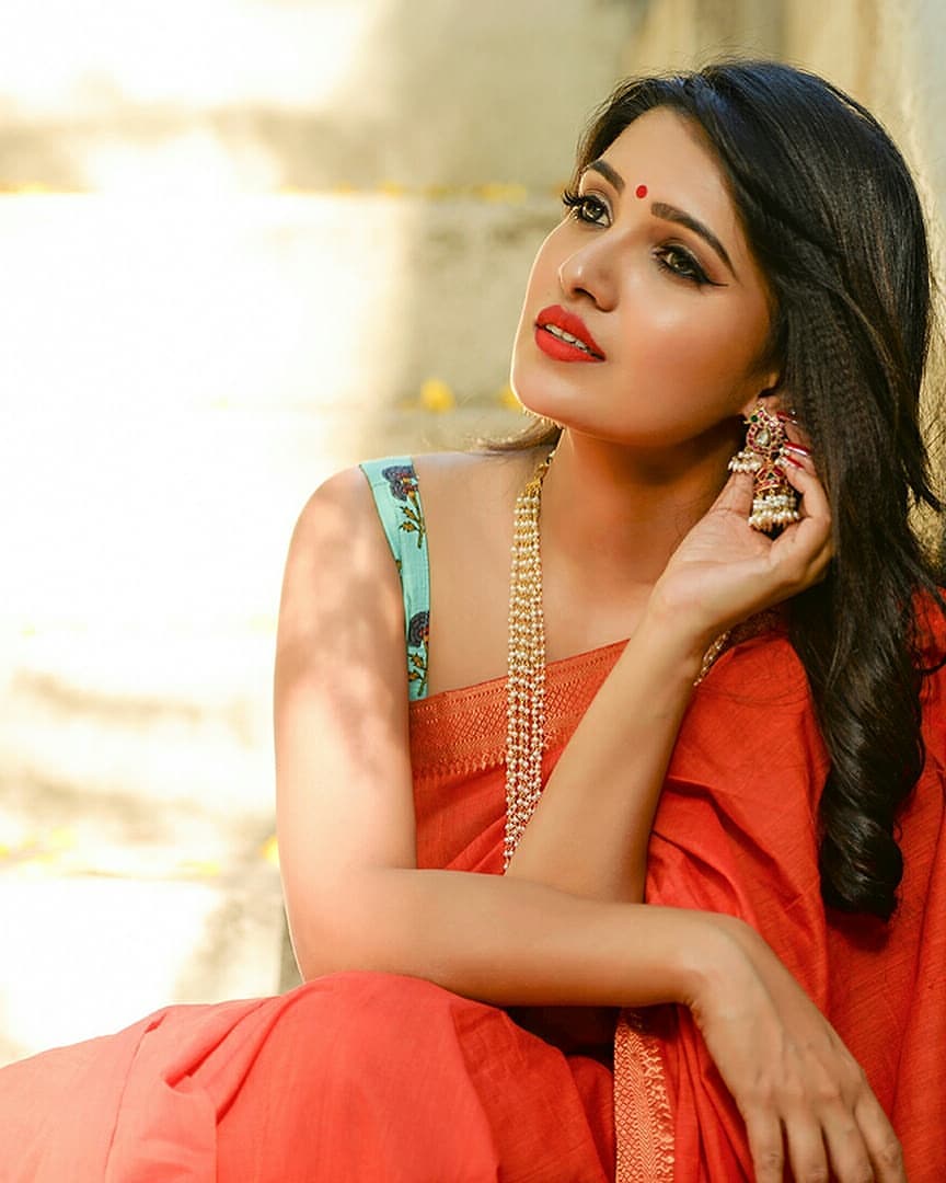 Vani Bhojan In Sleeveless Blouse And Saree