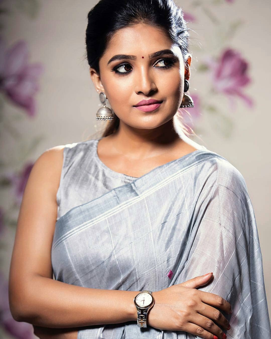 Vani Bhojan In Sleeveless Blouse And Saree