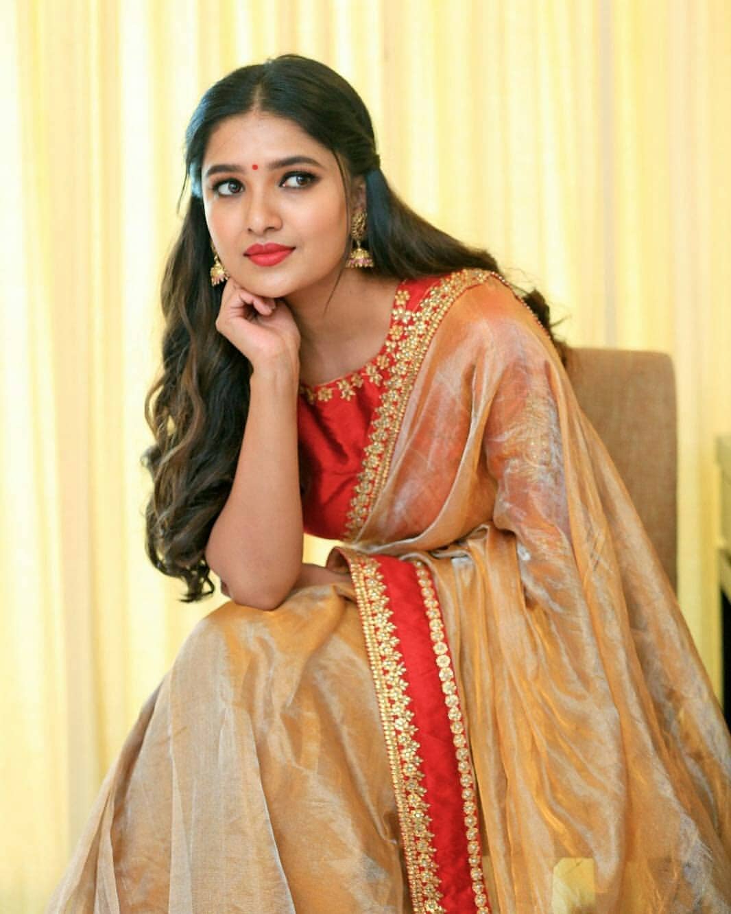 Vani Bhojan In Sleeveless Blouse And Saree