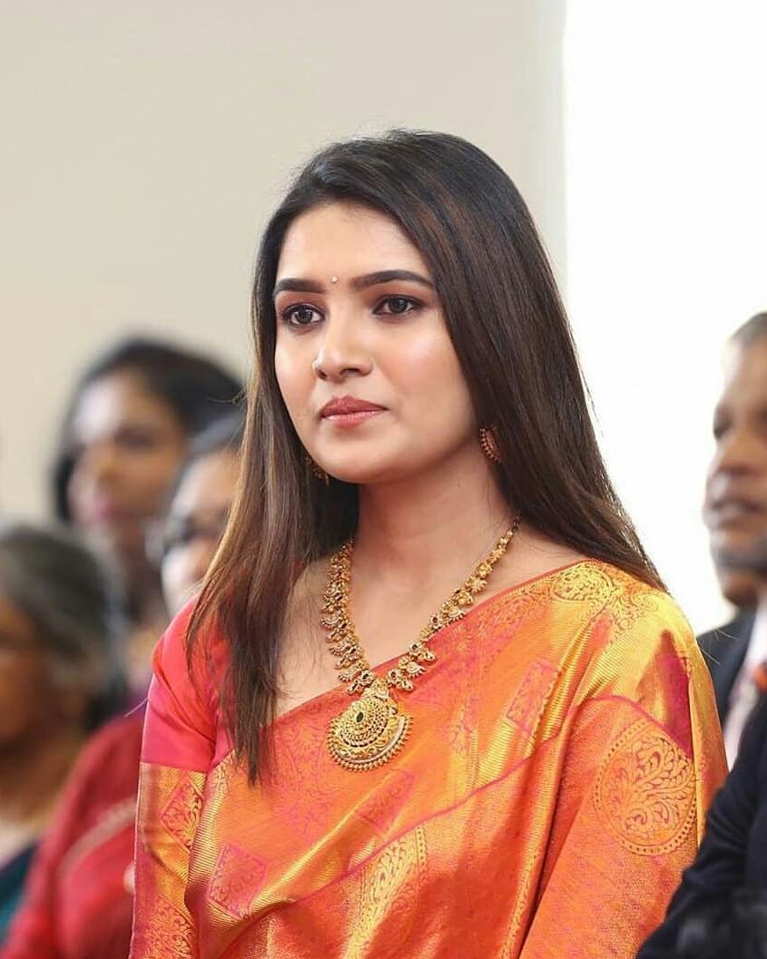 Vani Bhojan In Sleeveless Blouse And Saree