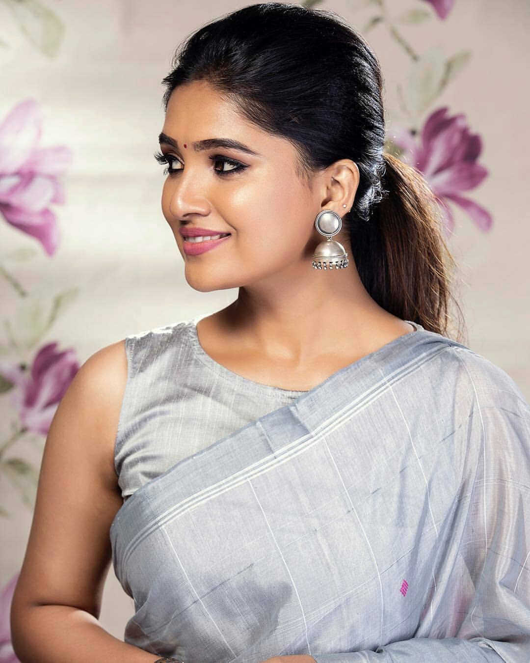 Vani Bhojan In Sleeveless Blouse And Saree