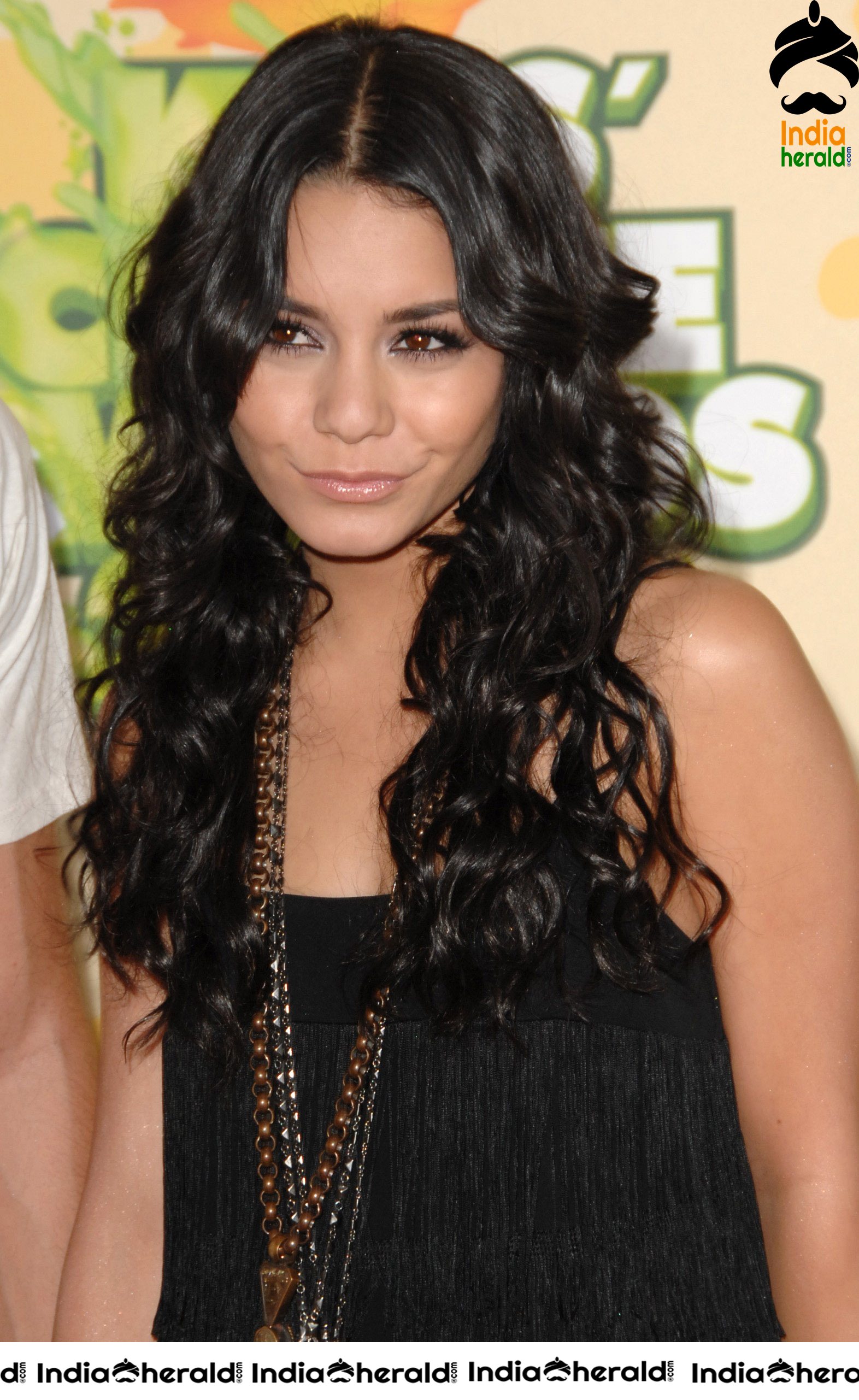 Vanessa Hudgens in thighs revealing shorts at Nickelodeon Awards with her Boyfriend