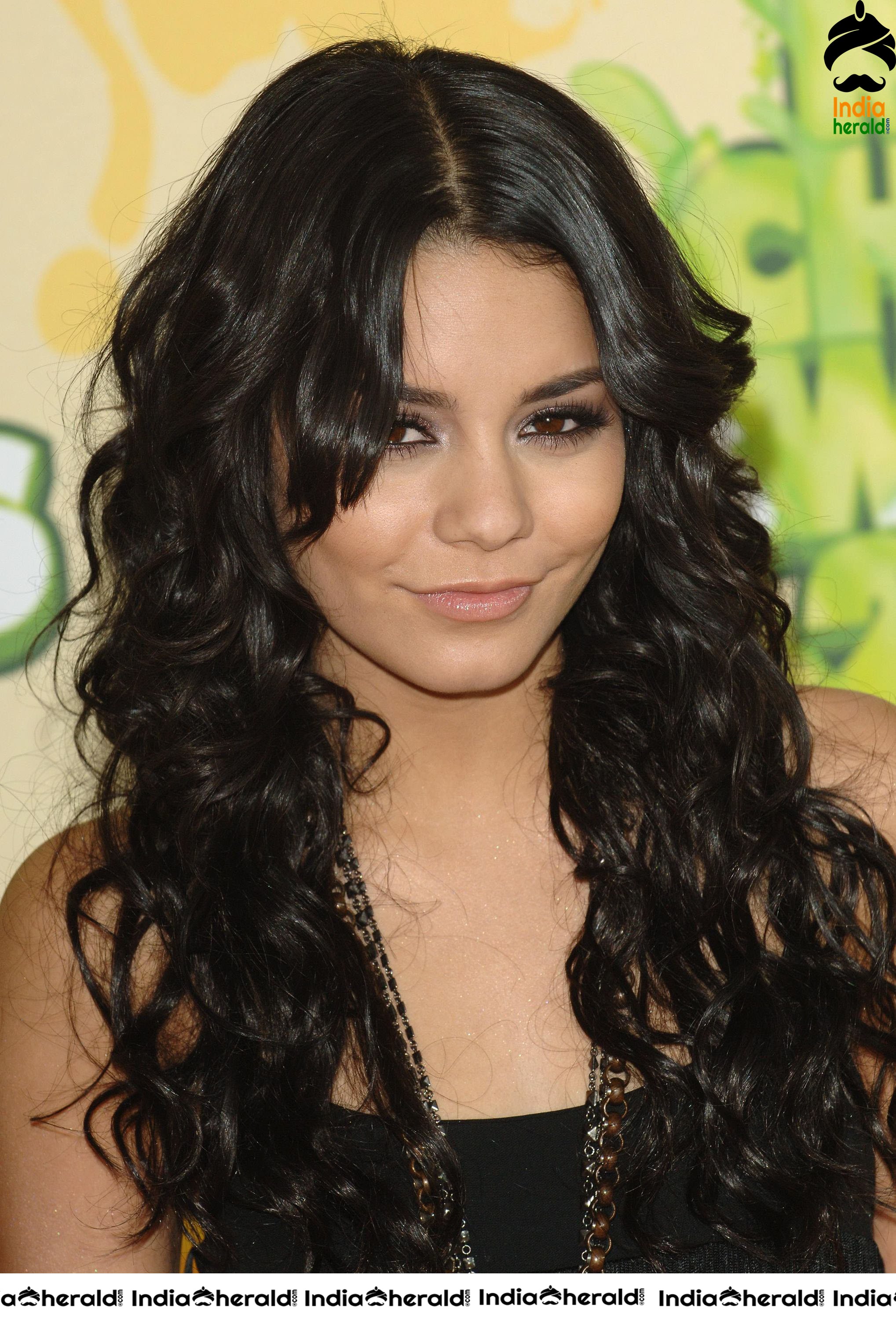 Vanessa Hudgens in thighs revealing shorts at Nickelodeon Awards with her Boyfriend