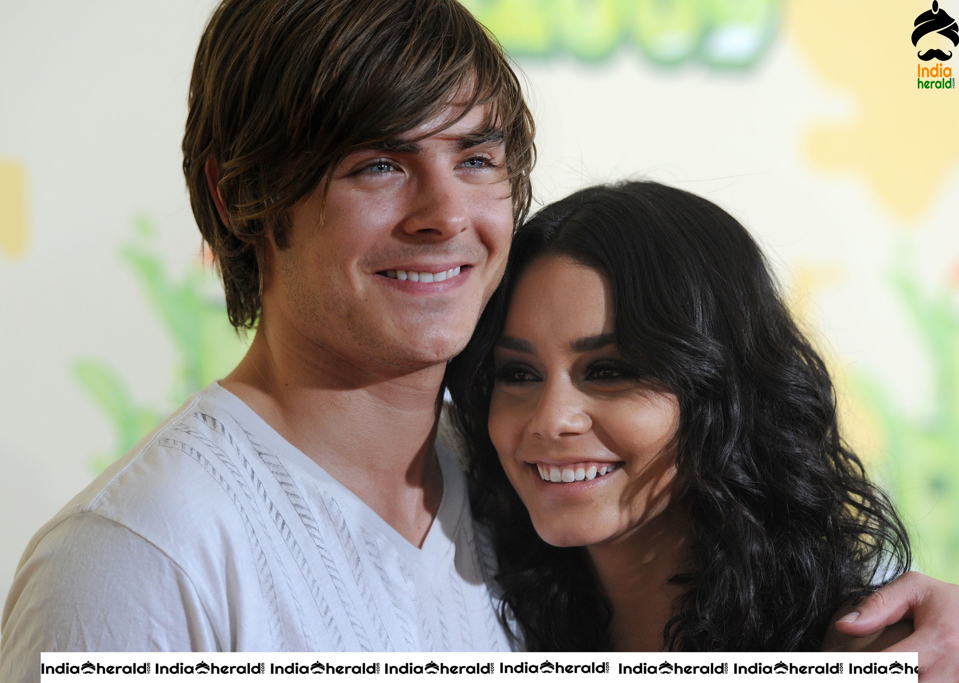 Vanessa Hudgens in thighs revealing shorts at Nickelodeon Awards with her Boyfriend