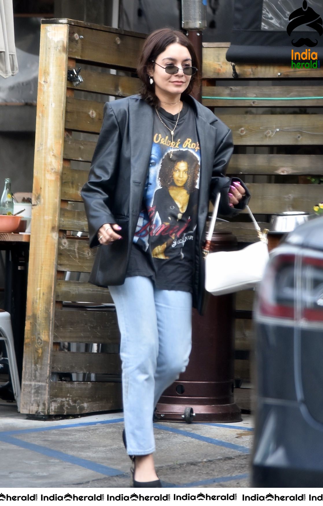 Vanessa Hudgens trapped by Paparazzi while leaving after breakfast at Los Feliz