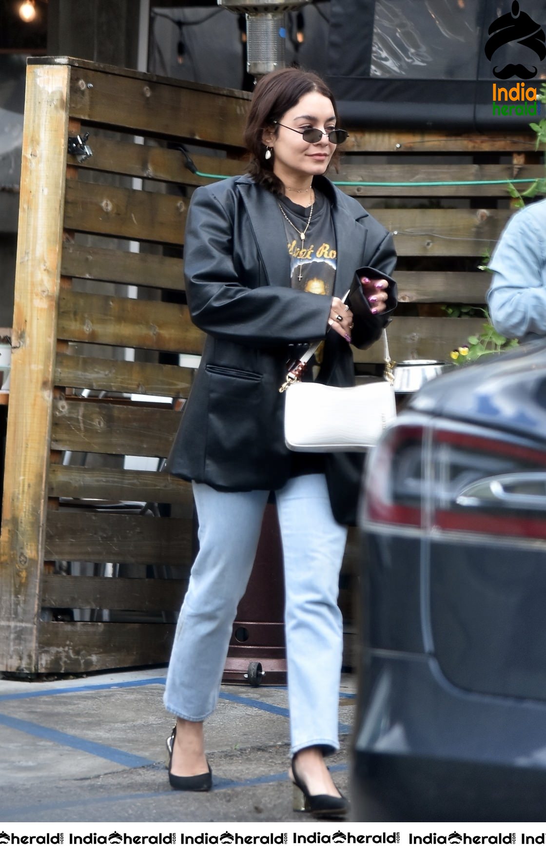 Vanessa Hudgens trapped by Paparazzi while leaving after breakfast at Los Feliz