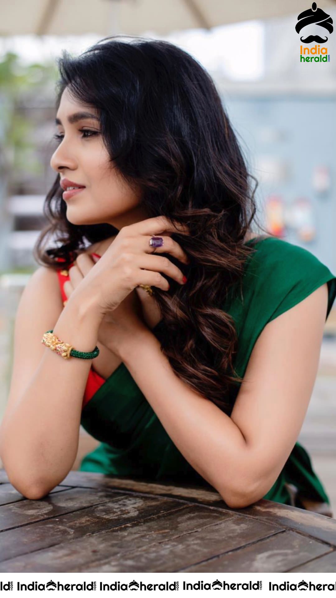 Vani Bhojan Hot In Sleeveless Blouse And Saree