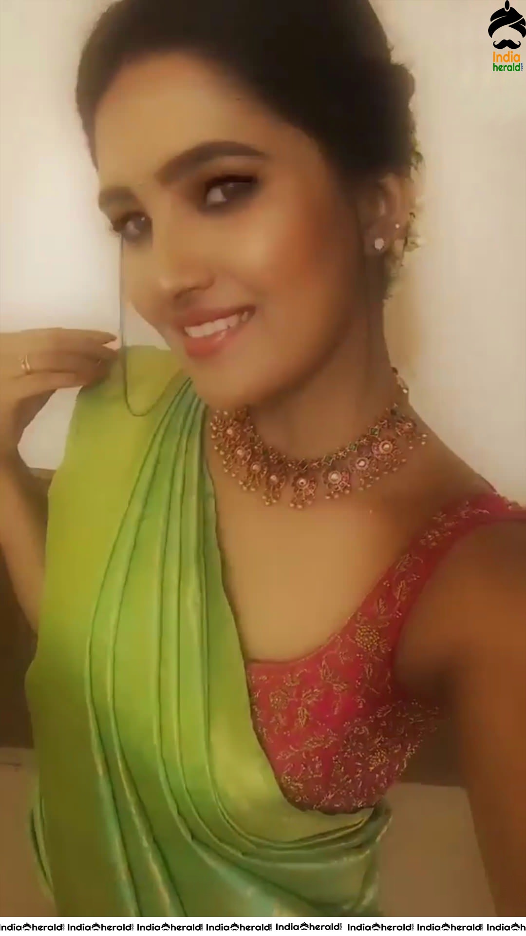 Vani Bhojan looking Vivacious and Sexy in these Hot Saree and Backless Blouse photos
