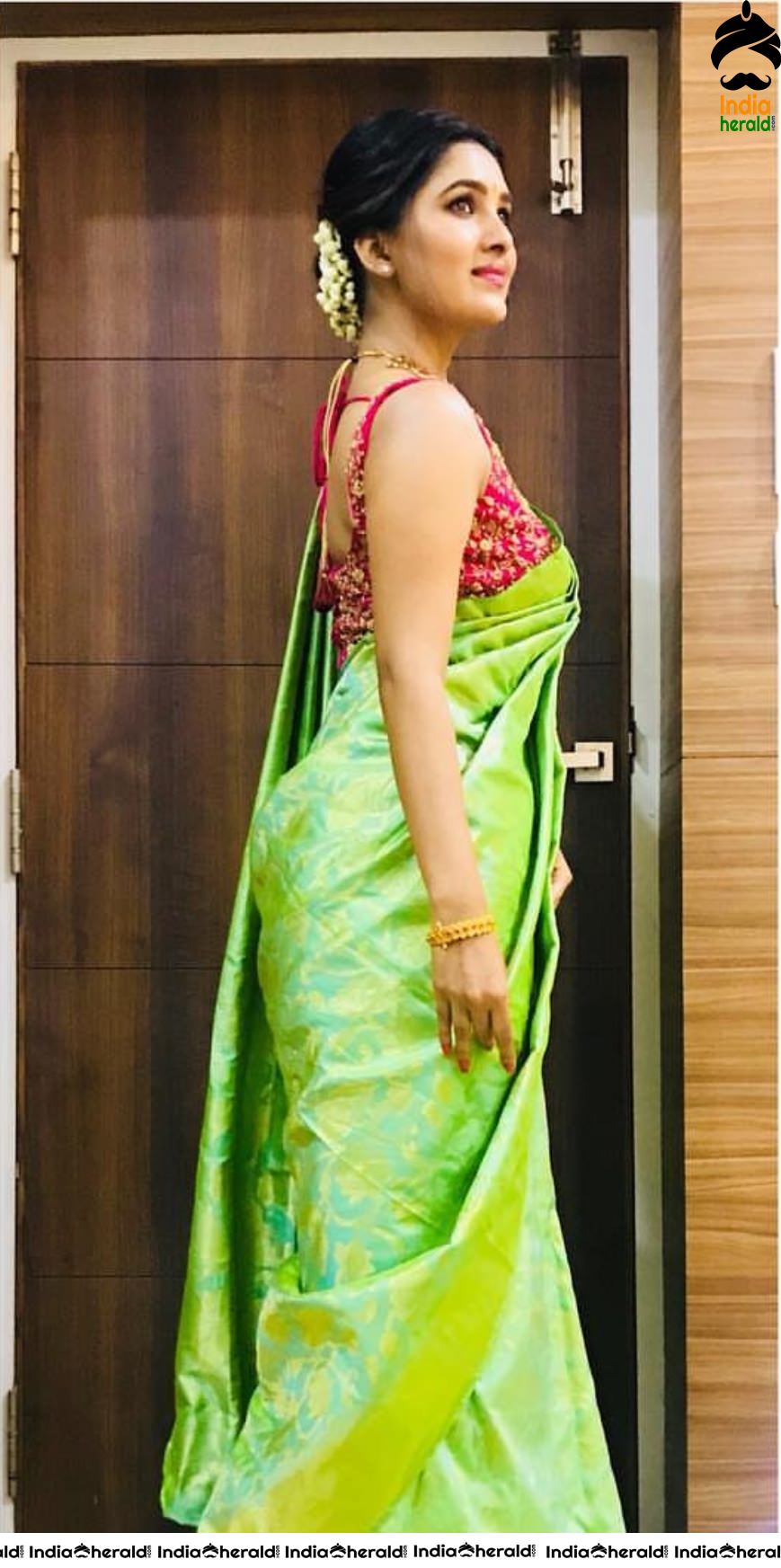 Vani Bhojan looking Vivacious and Sexy in these Hot Saree and Backless Blouse photos photo