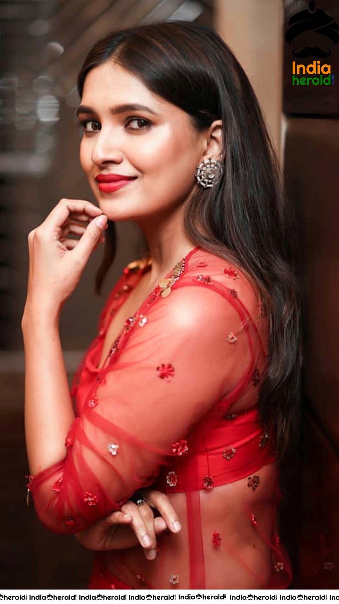 Vani Bhojan Red Hot and flaunts her Hot Waist