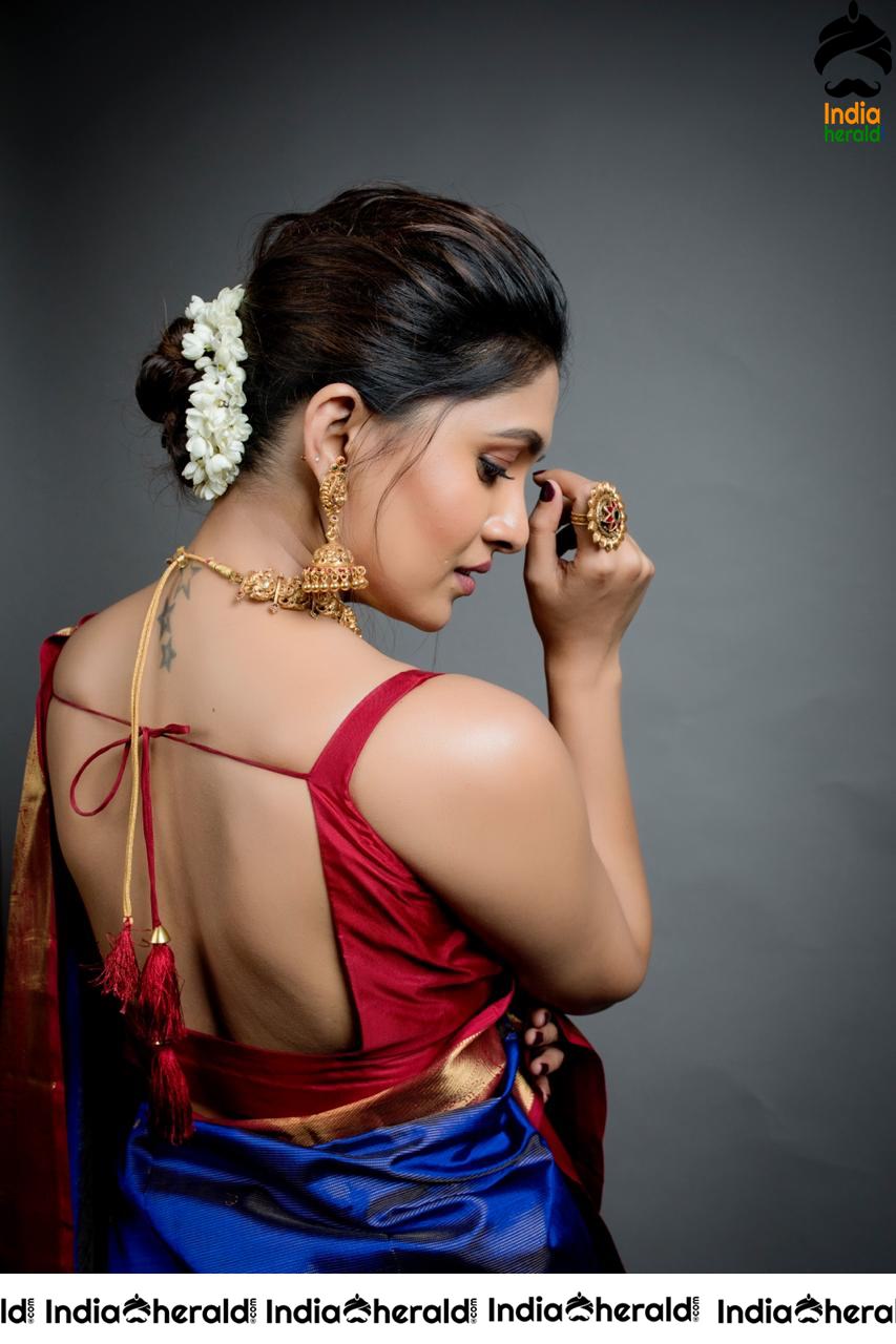 Vani Bhojan Showing her Hot Back in Sleeveless Back Free Blouse and Saree
